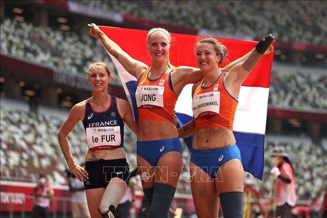 Trong ảnh: VĐV Fleur Jong (giữa) của Hà Lan thi đấu chung kết nội dung nhảy xa nữ, hạng T64, tại Paralympic Tokyo 2020 ở Nhật Bản, ngày 28/8/2021. Ảnh: Twitter/TTXVN