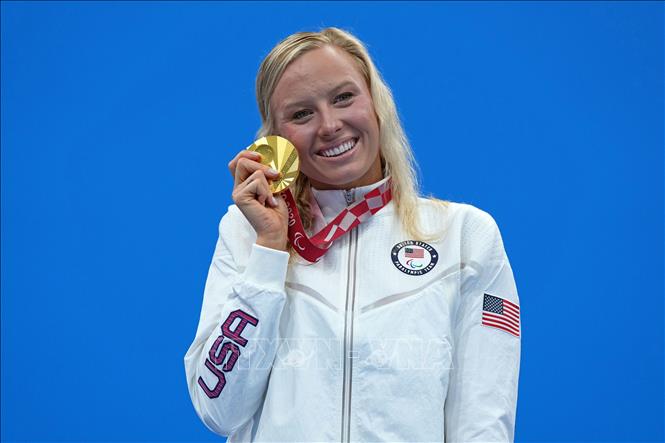 Trong ảnh: VĐV Mỹ Jessica Long được trao Huy chương Vàng nội dung bơi hỗn hợp cá nhân 200m nữ, hạng SM8, tại Paralympic Tokyo 2020 ở Nhật Bản, ngày 28/8/2021. Ảnh: THX/TTXVN 