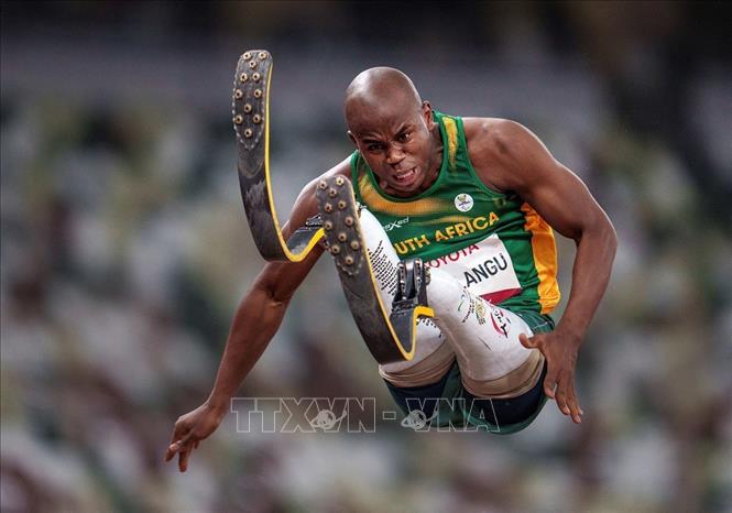 Trong ảnh: VĐV Ntando Mahlangu của Nam Phi thi đấu chung kết nội dung nhảy xa nam, hạng T63, tại Paralympic Tokyo 2020, Nhật Bản, ngày 28/8/2021. Ảnh: AFP/TTXVN