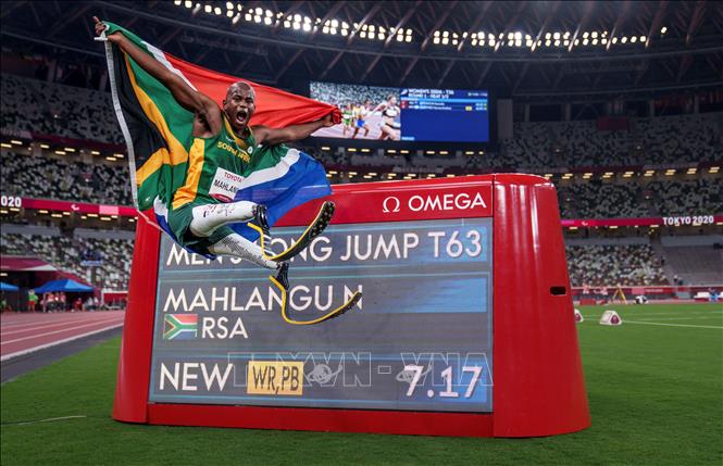 Trong ảnh: VĐV Ntando Mahlangu của Nam Phi lập kỷ lục thế giới mới, kỷ lục Paralympic mới ở nội dung nhảy xa nam, hạng T63, tại Paralympic Tokyo 2020, Nhật Bản, ngày 28/8/2021. Ảnh: AFP/TTXVN