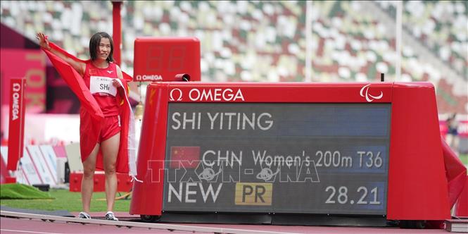 Trong ảnh: VĐV Trung Quốc Shi Yiting lập kỷ lục Paralympic nội dung điền kinh 200m nữ hạng T36 tại Paralympic Tokyo 2020, ngày 29/8/2021. Ảnh: THX/ TTXVN