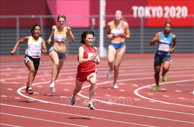 Trong ảnh: VĐV Trung Quốc Shi Yiting (giữa) tranh tài ở nội dung điền kinh 200m nữ hạng T36 tại Paralympic Tokyo 2020, ngày 29/8/2021. Ảnh: THX/ TTXVN