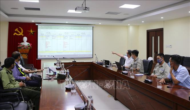 Trong ảnh: Cảng Hải Phòng tổ chức họp cùng với Hãng tàu, lên kế hoạch khai thác đảm bảo xếp dỡ hàng hóa an toàn, phòng chống dịch bệnh. Ảnh: An Đăng - TTXVN