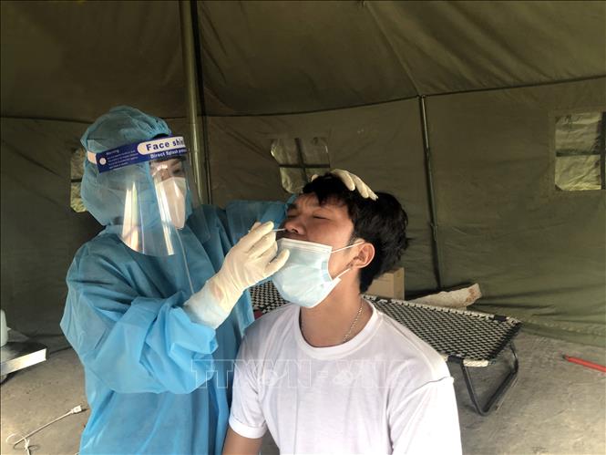 Trong ảnh: Test nhanh COVID-19 cho ngư dân tại cảng cá Quy Nhơn. Ảnh: Nguyên Linh-TTXVN