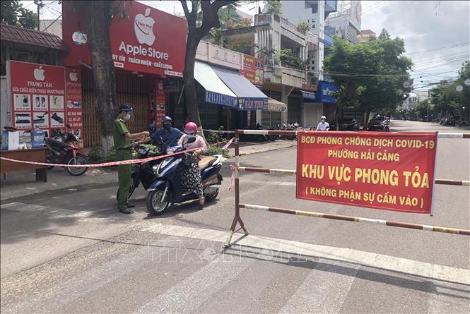 Trong ảnh: Người ra vào khu vực phong tỏa thuộc phường Hải Cảng, TP. Quy Nhơn, được kiểm soát rất chặt chẽ. Ảnh: Nguyên Linh-TTXVN
