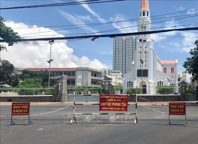 Trong ảnh: TP. Quy Nhơn phong tỏa trong 48 tiếng đối với 4 xã phường để ngành y tế tiến hành lấy mẫu xét nghiệm tầm soát COVID-19. Ảnh: Nguyên Linh-TTXVN