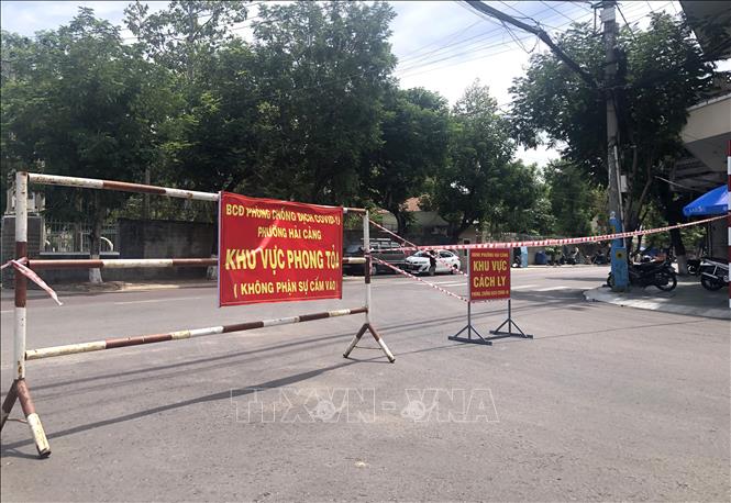 Trong ảnh: TP. Quy Nhơn phong tỏa trong 48 tiếng đối với 4 xã phường để ngành y tế tiến hành lấy mẫu xét nghiệm tầm soát COVID-19. Ảnh: Nguyên Linh-TTXVN
