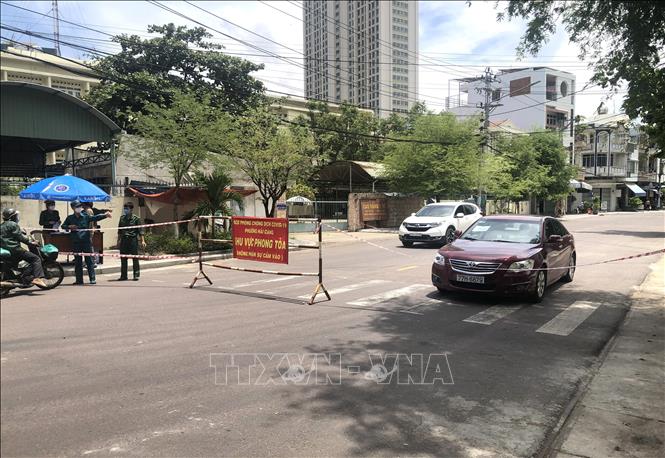 Trong ảnh: Người ra vào khu vực phong tỏa thuộc phường Hải Cảng, TP. Quy Nhơn, được kiểm soát rất chặt chẽ. Ảnh: Nguyên Linh-TTXVN