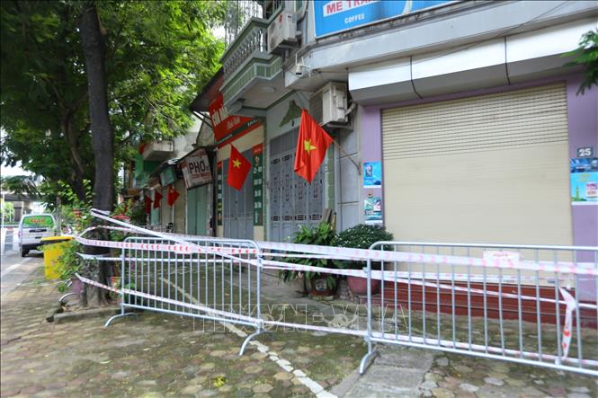 Trong ảnh: Từ số nhà 3 đến 25 phố Bùi Huy Bích bị phong tỏa tạm thời. Ảnh: Hoàng Hiếu - TTXVN 