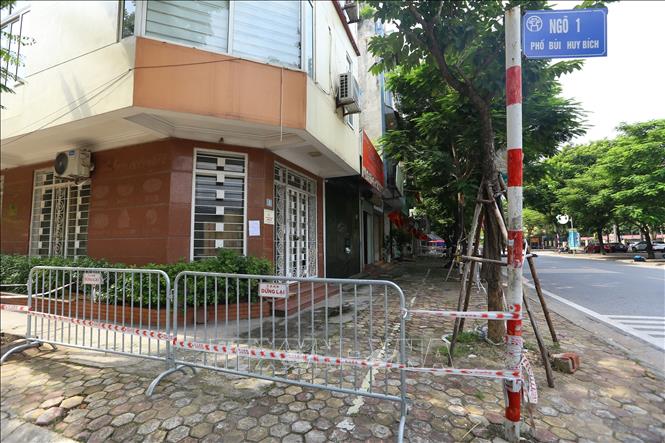 Trong ảnh: Từ nhà số 3 - 25 phố Bùi Huy Bích bị phong tỏa tạm thời. Ảnh: Hoàng Hiếu - TTXVN 