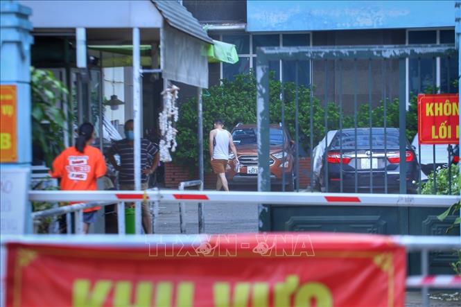 Trong ảnh: Cư dân bên trong chung cư số 210B Lê Trọng Tấn, phường Khương Mai (quận Thanh Xuân) bị phong toả. Ảnh: Tuấn Đức - TTXVN