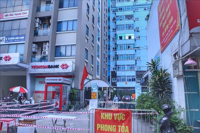 Trong ảnh: Chung cư số 210B Lê Trọng Tấn, phường Khương Mai (quận Thanh Xuân)  bị phong toả. Ảnh: Tuấn Đức - TTXVN