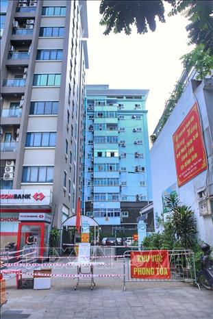 Trong ảnh: Chung cư số 210B Lê Trọng Tấn, phường Khương Mai (quận Thanh Xuân) bị phong toả. Ảnh: Tuấn Đức - TTXVN