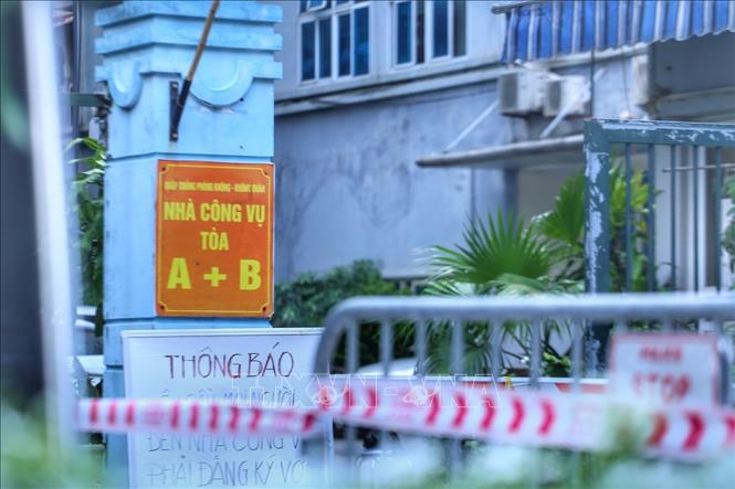 Trong ảnh: Chung cư số 210B Lê Trọng Tấn, phường Khương Mai (quận Thanh Xuân) bị phong toả. Ảnh: Tuấn Đức - TTXVN