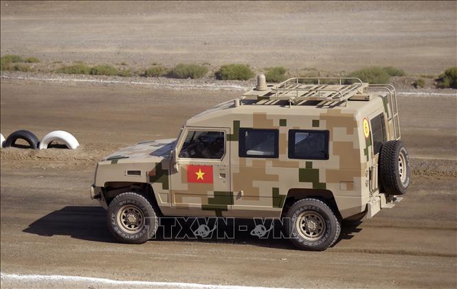 Trong ảnh: Xe trinh sát Hóa học, Sinh học, Hạt nhân (NBC) của Đội tuyển Hóa học QĐND Việt Nam trên đường đua. Ảnh: TTXVN phát