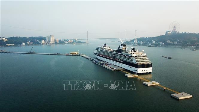 Trong ảnh: Cảng tàu khách du lịch quốc tế chuyên biệt Hạ Long tại Bãi Cháy, TP Hạ Long, (Quảng Ninh) - một trong 3 công trình hạ tầng giao thông trọng điểm do Tập đoàn Sun Group đầu tư trên cả 3 lĩnh vực đường không, đường thủy, đường bộ. Ảnh: TTXVN phát