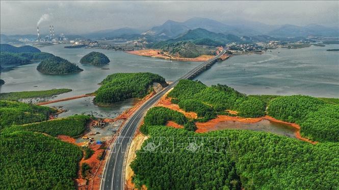 Trong ảnh: Tuyến cao tốc Hạ Long - Vân Đồn (Quảng Ninh) với tổng chiều dài gần 60km - một trong 3 công trình hạ tầng giao thông trọng điểm do Tập đoàn Sun Group đầu tư trên cả 3 lĩnh vực đường không, đường thủy, đường bộ, đều là các công trình quy mô lớn, hiện đại, huy động nguồn vốn ngoài ngân sách theo hình thức PPP, điểm đột phá của Quảng Ninh trong chiến lược phát triển kinh tế, đánh dấu sự lớn mạnh và vai trò của kinh tế tư nhân - động lực quan trọng trong phát triển kinh tế Việt Nam theo đường lối đổi mới của Đảng. Ảnh: TTXVN phát