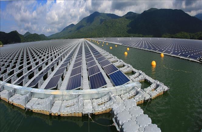 Đất nước ta đã trở thành nước đang phát triển có thu nhập trung bình; đang đẩy mạnh công nghiệp hóa, hiện đại hóa và hội nhập quốc tế. Trong ảnh: Nhà máy điện mặt trời trên hồ thủy điện Đa Mi (tỉnh Bình Thuận). Ảnh: Ngọc Hà - TTXVN
