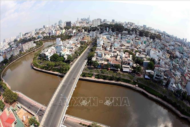 Trong ảnh: Kênh Nhiêu Lộc – Thị Nghè từ một con kênh ô nhiễm bậc nhất TP. Hồ Chí Minh đã được đầu tư cải tạo, “hồi sinh”, làm thay đổi diện mạo thành phố, mang lại lợi ích trực tiếp cho hơn 1,2 triệu người sống xung quanh lưu vực kênh được hưởng lợi thông qua cải tạo điều kiện vệ sinh, môi trường, giảm nguy cơ ngập lụt và góp phần chỉnh trang đô thị. Ảnh: Mạnh Linh - TTXVN