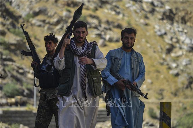 Trong ảnh: Các thành viên Phong trào kháng chiến ở tỉnh Panjshir của Afghanistan tuần tra trên tuyến đường của địa phương, ngày 25/8/2021. Ảnh: AFP/TTXVN