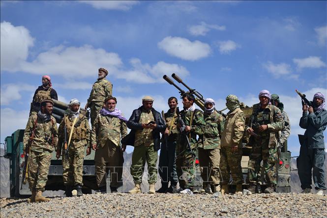 Trong ảnh: Các thành viên Phong trào kháng chiến ở tỉnh Panjshir của Afghanistan gác tại một chốt kiểm soát thuộc huyện Paryan, ngày 23/8/2021. Ảnh: AFP/TTXVN