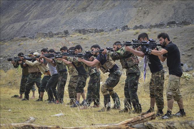 Trong ảnh: Các thành viên Phong trào kháng chiến ở tỉnh Panjshir của Afghanistan tham gia huấn luyện quân sự tại một căn cứ, ngày 30/8/2021. Ảnh: AFP/TTXVN