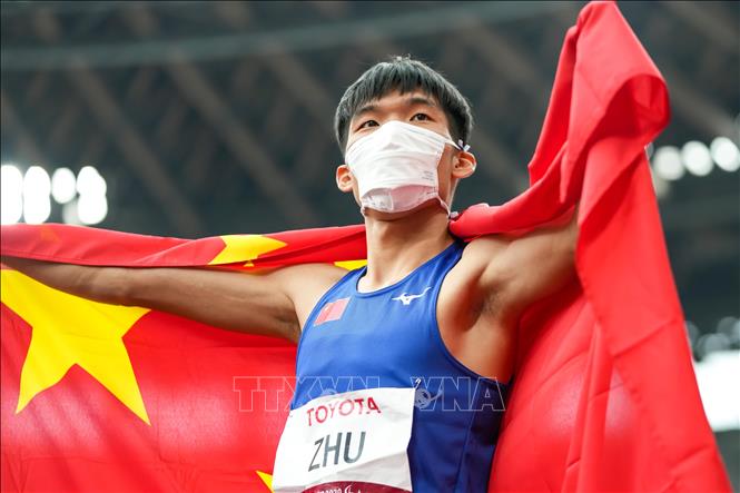 Trong ảnh: Vận động viên Trung Quốc Zhu Dening giành HCV, lập kỷ lục thế giới và Paralympic mới nội dung nhảy xa nam, hạng T38, với thành tích 7,31m, tại Paralympic Tokyo 2020 ở Nhật Bản, ngày 1/9/2021. Ảnh: THX/TTXVN  