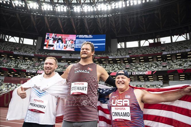 Trong ảnh: VĐV Greg Stewart (giữa) giành HCV và lập kỷ lục Paralympic mới nội dung đẩy tạ nam, hạng thương tật F46, với thành tích 16,75m, tại Paralympic Tokyo 2020, ở Nhật Bản. Ảnh: AFP/TTXVN