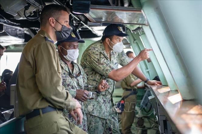 Sĩ quan Israel và Mỹ trao đổi tình huống. Ảnh: TTXVN phát