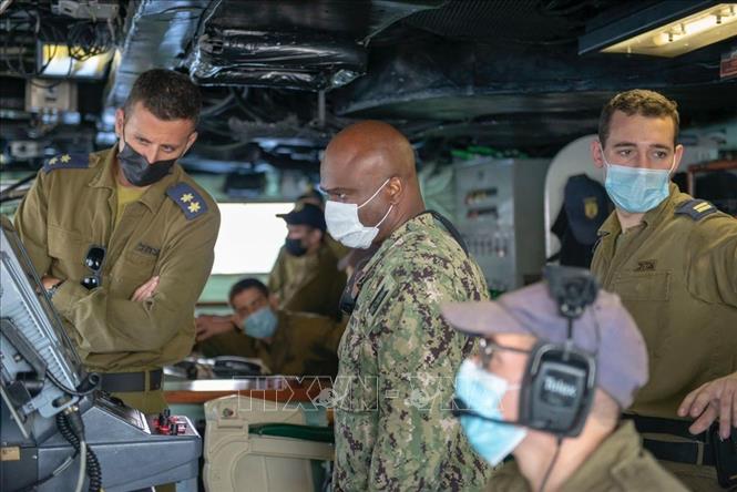 Sĩ quan Israel và Mỹ trao đổi tình huống. Ảnh: TTXVN phát