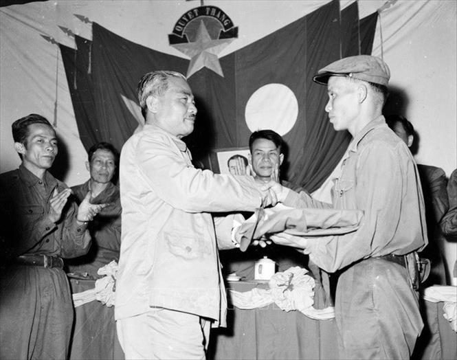 Hoàng thân Souphanouvong trao tặng đơn vị Quân tình nguyện Việt Nam mặt trận miền Tây 2 Huân chương Giải phóng. Ảnh: Tư liệu TTXVN