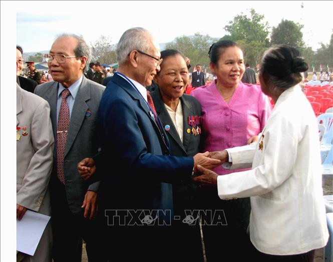 Các đại biểu Việt Nam và Lào gặp gỡ tại Chương trình giao lưu giữa các nhân chứng lịch sử, những người đã từng tham gia hoạt động và chiến đấu tại chiến trường Hạ Lào thời kỳ chống Pháp, được tổ chức tại Attapeu (Lào), ngày 19/2/2009. Ảnh: Phạm Văn Kiên – TTXVN