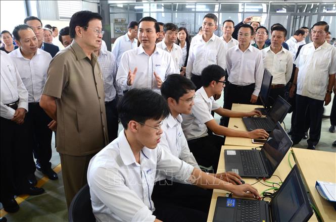 Thủ tướng Lào Thongloun Sisoulith tham quan một công ty về lĩnh vực Công nghệ - Thông tin trong Khu công nghệ cao Đà Nẵng (3/10/2019). Ảnh: Quốc Dũng – TTXVN