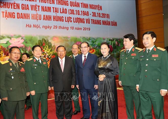 Chủ tịch Quốc hội Nguyễn Thị Kim Ngân, Tổng Bí thư, Chủ tịch nước CHDCND Lào Bounnhang Vorachith, nguyên Tổng Bí thư Nông Đức Mạnh và các đại biểu tại lễ kỷ niệm Lễ kỷ niệm 70 năm Ngày truyền thống Quân tình nguyện và Chuyên gia Việt Nam tại Lào (30/10/1949-30/10/2019). Ảnh: Trọng Đức - TTXVN