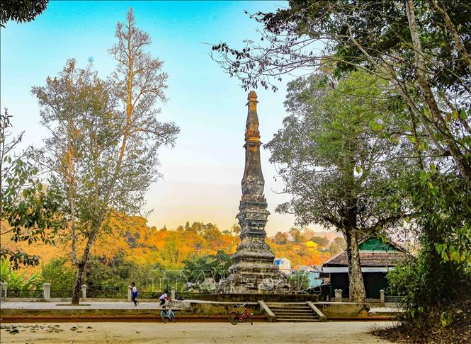 Di tích lịch sử văn hóa cấp Quốc gia tháp Mường Luân là một di tích kiến trúc nghệ thuật cổ nằm ở xã Mường Luân, huyện Điện Biên Đông, tỉnh Điện Biên do nhân dân hai nước Việt - Lào xây dựng vào giữa thế kỷ XVI, được người dân coi là “vị thần hộ mệnh”, bảo vệ cuộc sống yên bình cho dân bản. Tháp Mường Luân cũng là biểu tượng thể hiện tình đoàn kết, hữu nghị giữa hai nước Việt - Lào. Ảnh: Xuân Tư - TTXVN