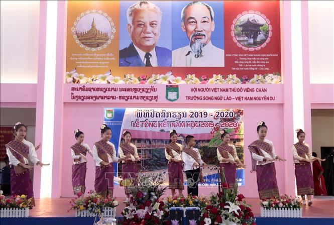 Học sinh cấp hai Trường song ngữ Lào - Việt Nam Nguyễn Du biểu diễn văn nghệ tại lễ bế giảng năm học 2019-2020 ở Thủ đô Viên Chăn (Lào). Ảnh: Phạm Kiên - phóng viên TTXVN tại Lào