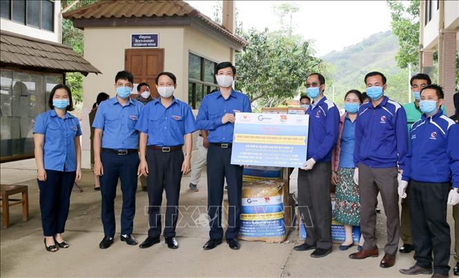 Tỉnh Đoàn Thanh Hóa trao tặng 10.000 khẩu trang vải kháng khuẩn và 250.000 ml nước rửa tay sát khuẩn cho Đoàn thanh niên tỉnh Hủa Phăn (Lào). Ảnh: Nguyễn Nam-TTXVN