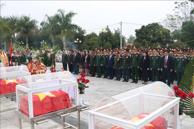 Lễ truy điệu, an táng 15 hài cốt liệt sĩ quân tình nguyện Việt Nam hi sinh trên đất bạn Lào tại Nghĩa trang liệt sĩ Tông Khao, xã Thanh Nưa, huyện Điện Biên, tỉnh Điện Biên (3/1/2020). Ảnh: Xuân Tiến - TTXVN