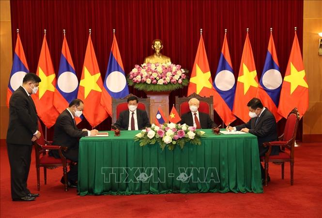 Tổng Bí thư Nguyễn Phú Trọng và Tổng Bí thư, Chủ tịch nước Lào Thongloun Sisoulith chứng kiến Lễ ký các văn kiện hợp tác giữa hai nước (28/6/2021). Ảnh: Trí Dũng-TTXVN
