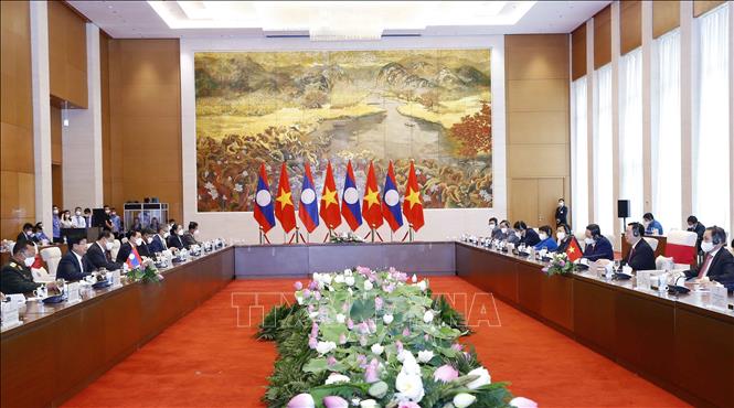 Chủ tịch Quốc hội Vương Đình Huệ hội kiến Tổng Bí thư Ban Chấp hành Trung ương Đảng Nhân dân Cách mạng Lào, Chủ tịch nước Cộng hòa Dân chủ Nhân dân Lào Thongloun Sisoulith thăm hữu nghị chính thức Việt Nam (28/6/2021). Ảnh: Doãn Tấn - TTXVN