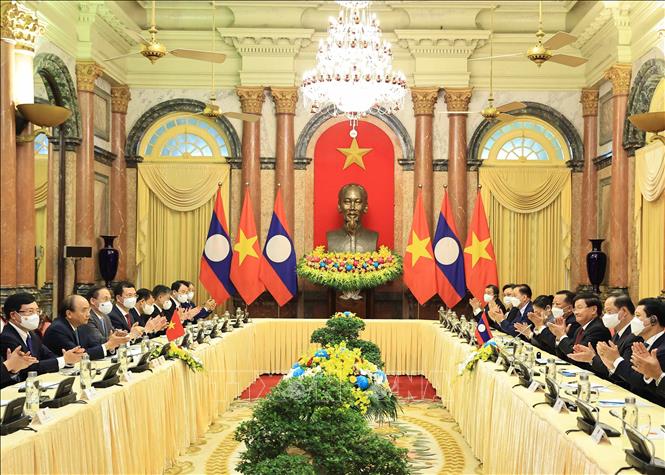 Chủ tịch nước Nguyễn Xuân Phúc hội kiến Tổng Bí thư Ban Chấp hành Trung ương Đảng Nhân dân Cách mạng Lào, Chủ tịch nước Cộng hòa Dân chủ Nhân dân Lào Thongloun Sisoulith thăm hữu nghị chính thức Việt Nam (29/6/2021). Ảnh: TTXVN