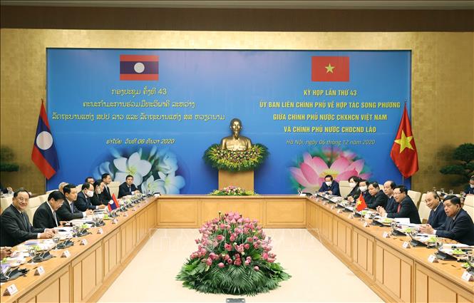 Thủ tướng Nguyễn Xuân Phúc và Thủ tướng Lào Thongloun Sisoulith đồng chủ trì Kỳ họp lần thứ 43 Uỷ ban liên Chính phủ Việt - Lào về hợp tác song phương (6/12/2020). Ảnh: Thống Nhất – TTXVN