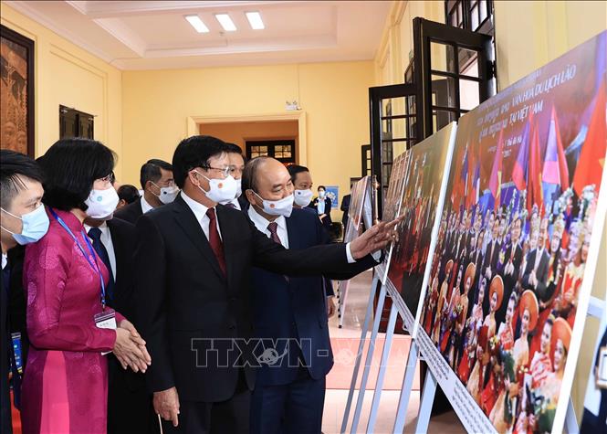 Phó Tổng Giám đốc Thông tấn xã Việt Nam Vũ Việt Trang giới thiệu trưng bày ảnh 