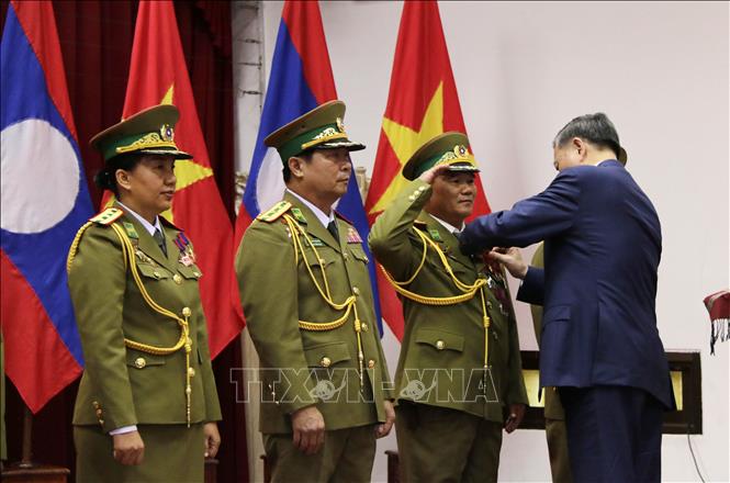 Bộ trưởng Công an Tô Lâm trao Huân chương Hữu nghị của Nhà nước Việt Nam cho cán bộ công an Lào vì đã có những đóng góp quan trọng vào việc củng cố và tăng cường quan hệ hợp tác giữa Bộ Công an Việt Nam và Bộ An ninh Lào (10/2/2020). Ảnh: Phạm Kiên - Phóng viên TTXVN tại Lào