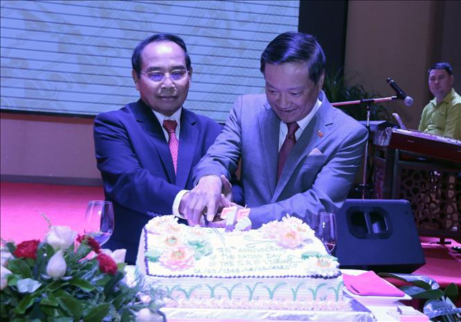 Đại sứ Việt Nam tại Lào Nguyễn Bá Hùng (phải) và Phó Thủ tướng Lào Bounthong Chithmany đang cắt bánh mừng 75 năm quốc khánh Việt Nam tại Lào. Ảnh: Phạm Kiên - Phóng viên TTXVN tại Lào