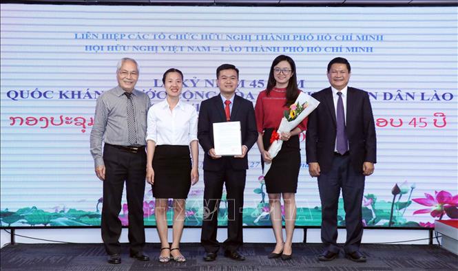 Công bố và trao quyết định thành lập Chi hội hữu nghị Việt Nam- Lào Ký túc xá sinh viên Lào tại Thành phố Hồ Chí Minh. Ảnh: Xuân Khu-TTXVN.
