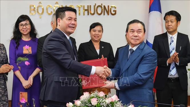 Bộ trưởng Bộ Công thương Nguyễn Hồng Diên và Đại sứ Lào Sengphet Houngboungnuang ký kết biên bản về quan hệ hợp tác song phương trong lĩnh vực thương mại, công nghiệp và năng lượng giữa hai nước. Ảnh: Trần Việt – TTXVN