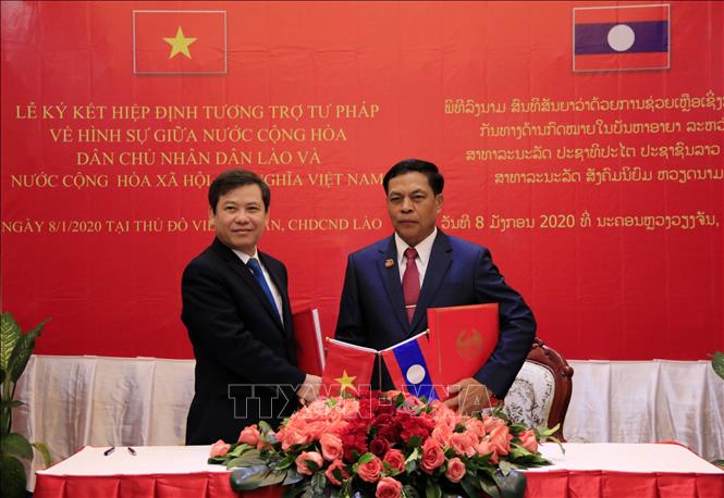 Viện trưởng Viện Kiểm sát nhân dân tối cao Việt Nam Lê Minh Trí và Viện trưởng Viện Kiểm sát nhân dân tối cao Lào Khamsan Souvong trao đổi Hiệp định tương trợ tư pháp về hình sự giữa nước CHXHCN Việt Nam và nước CHDCND Lào (8/1/2020). Ảnh: Phạm Kiên – Phóng viên TTXVN tại Lào