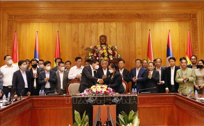Trong ảnh: Thứ trưởng Bộ Xây dựng Việt Nam Lê Quang Hùng và Đại diện Ban thư ký Quốc hội Lào, đơn vị tiếp nhận và sử dụng dự án, trao đổi Biên bản nghiệm thu Công trình Nhà Quốc hội mới của Lào. Công trình là quà tặng của Đảng, Nhà nước và nhân dân Việt Nam tặng Đảng, Nhà nước và nhân dân Lào Ảnh: Phạm Kiên - Phóng viên TTXVN tại Lào