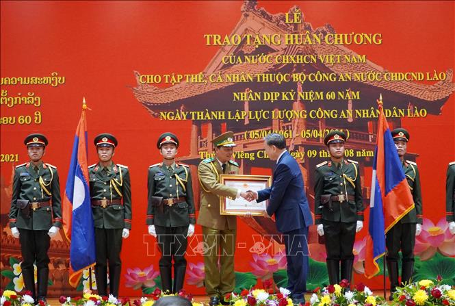 Trong ảnh:Thay mặt lãnh đạo Đảng, Nhà nước, Đại tướng, Bộ trưởng Bộ Công an Tô Lâm trao tặng Huân chương của Nhà nước CHXHCN Việt Nam cho các tập thể, các nhân thuộc lực lượng Công an nhân dân Lào (9/8/2021). Ảnh: Phạm Kiên - Phóng viên TTXVN tại Lào